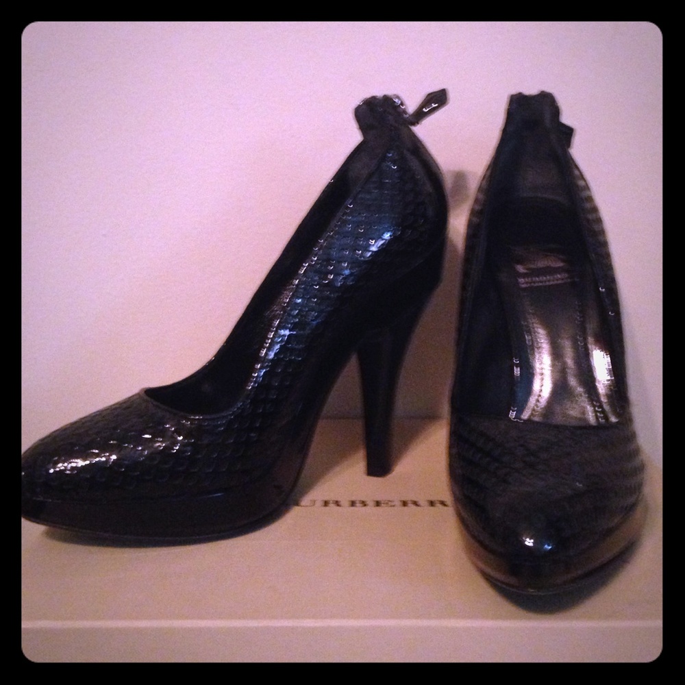 Authentic Burberry Patent Leather Pumps Sz 39.5.